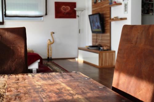 a table and chairs in a living room at Villa Relax am See in Bodensdorf