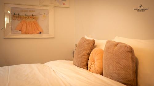 a bed with two pillows on top of it at Apartament Popescu in Călimăneşti