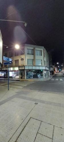a building on a city street at night at Departamento San Martín in Paraná