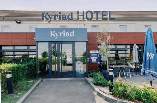 瓦盧瓦地區克雷皮的住宿－Kyriad Crepy En Valois，大楼前的Kyrid酒店标志