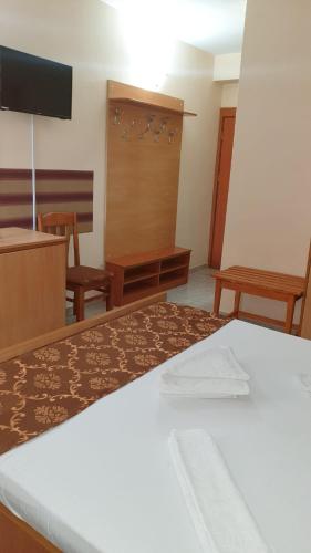 Hotel ELEGANCE tesisinde bir televizyon ve/veya eğlence merkezi