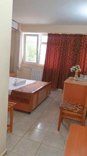 Hotel ELEGANCE tesisinde bir odada yatak veya yataklar