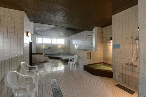 a bathroom with two toilets and a bath tub at ホテルスターらんど in Tsuru 