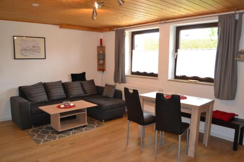 a living room with a couch and a table at Gegg's Ferienwohnung II in Dollnstein