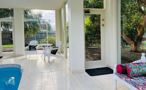 Χώρος καθιστικού στο Sarovar Holidays