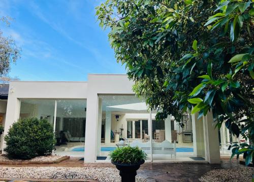 Κήπος έξω από το Sarovar Holidays