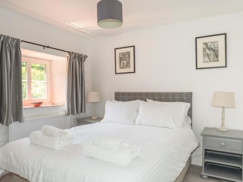 En eller flere senge i et værelse på Oyster Cottage