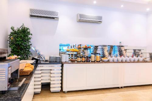 een keuken met witte kasten en een aanrecht bij Kayamaris Hotel in Marmaris