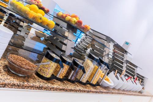 een aanrecht met veel verschillende soorten voedsel erop bij Kayamaris Hotel in Marmaris