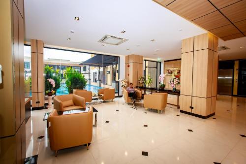 a woman sitting in a waiting room at a hospital at Siri Hotel Lumphun in Ban Pa Daet