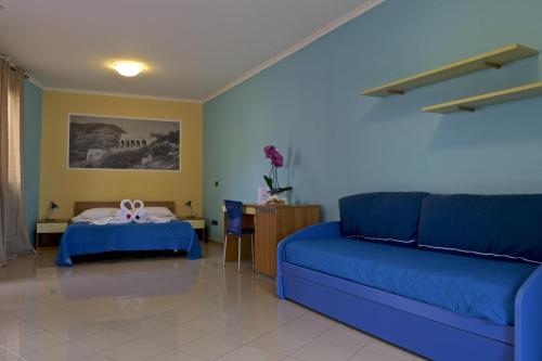 a living room with a couch and a bed at Hotel Ristorante Al Canto delle Sirene in Terracina