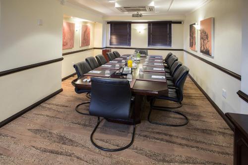 Zona business o sala de conferencias en The Centurion Hotel