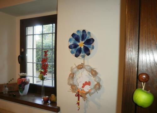 a room with balloons on the wall and a window at Bed and breakfast Al Rudun in Boves