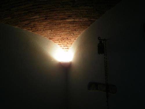 a light in a dark room with a brick ceiling at Bed and breakfast Al Rudun in Boves