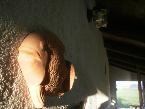 a statue of a head on the side of a building at Bed and breakfast Al Rudun in Boves