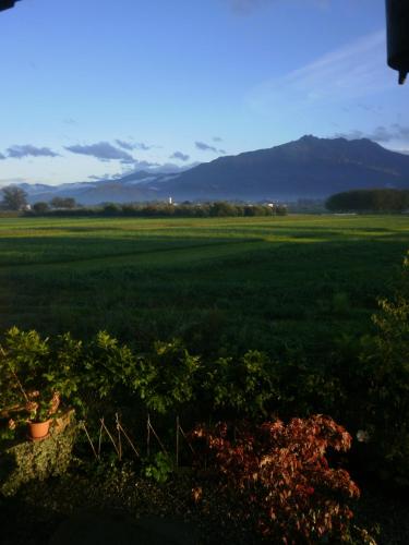 a view of a field with mountains in the distance at Bed and breakfast Al Rudun in Boves