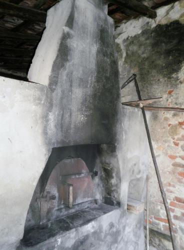 a stone oven with smoke coming out of it at Bed and breakfast Al Rudun in Boves