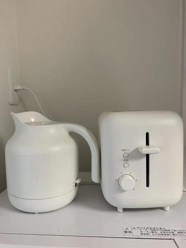 a toaster and a toaster sitting on a counter at 京町屋 京都*缘屋kyoto*Enishiya 开业特价&免费早餐供应 NewOpen in Kyoto