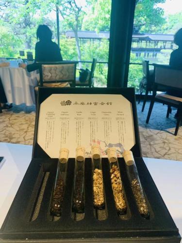 a box of six bottles of chinese food on a table at 京町屋 京都*缘屋kyoto*Enishiya 开业特价&免费早餐供应 NewOpen in Kyoto
