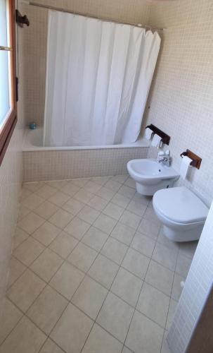 a bathroom with a tub and a toilet and a sink at stazione - centro Forlì in Forlì