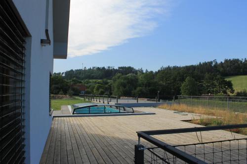 Una vista de una piscina desde un edificio. en Ubytování v soukromí v Šachu, en Volfířov