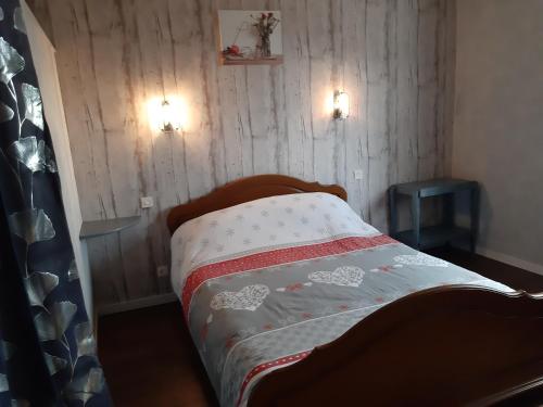 1 cama en una habitación con 2 luces encendidas en La-Haut, gite-maison de vacances, en Poinson-lès-Fays