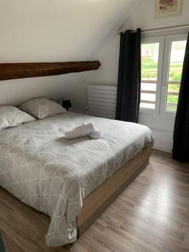 - une chambre avec un lit et du parquet dans l'établissement Maison chaleureuse à proximité de la mer, à Sainte-Marguerite