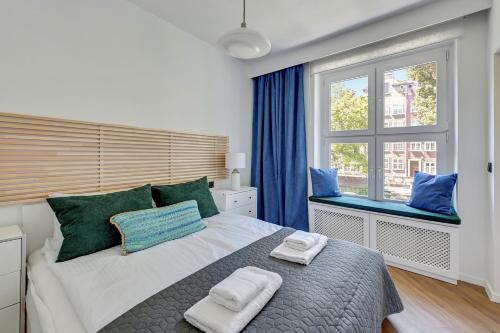 een slaapkamer met een groot bed met twee handdoeken erop bij 4 Lions Grobla in Gdańsk