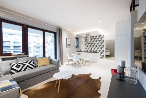 Laurel White Apartment with Jacuzzi Bath and Pool Access