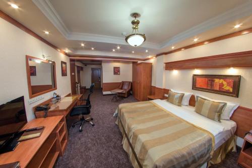 TV o dispositivi per l'intrattenimento presso Hotel Uyut Almaty