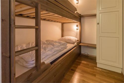 מיטה או מיטות קומותיים בחדר ב-Stølstunet Leiligheter