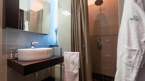 a bathroom with a sink and a shower at Villa Atmosfere 8, Emma Villas in Colle Alto