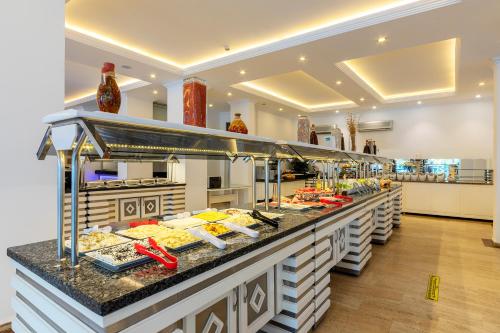 een buffet met eten in een restaurant bij Kayamaris Hotel in Marmaris