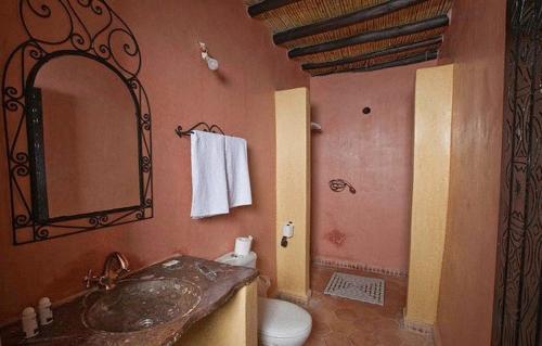 
A bathroom at Palmeras Y Dunas Luxery Camp
