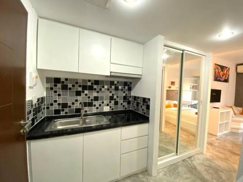 Η κουζίνα ή μικρή κουζίνα στο STUDIO DESIGN 5 ETOILES Resort