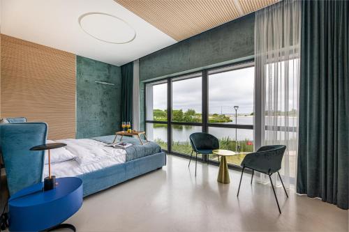 una camera da letto con un letto e una grande finestra di SELLING SUNSET, 2BD SEA VIEW Apt, By Cohost a Šventoji