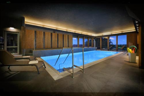una grande piscina in una casa di Maxmilian Lifestyle Resort a Loučeň