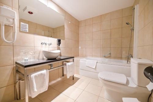 Koupelna v ubytování Hotel International