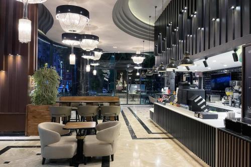 a restaurant with chairs and tables and a bar at The Conforium Hotel Van in Van