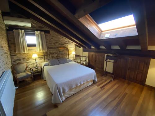 a bedroom with a large bed in a room at La Hoja de Roble in Puebla de Sanabria