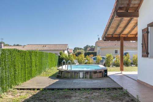 a backyard with a hot tub and a fence at Maison pour 6 personnes à Tosse in Tosse