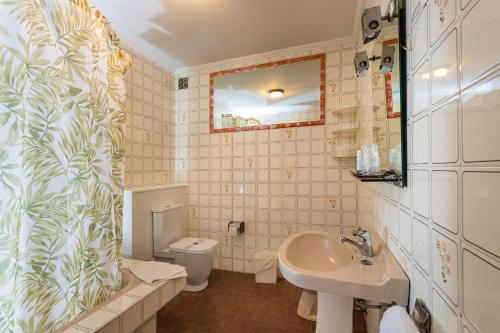 ein Bad mit einem Waschbecken und einem WC in der Unterkunft Hostal Chelsea in Cedeira