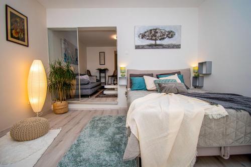 Postel nebo postele na pokoji v ubytování Oasis apartment