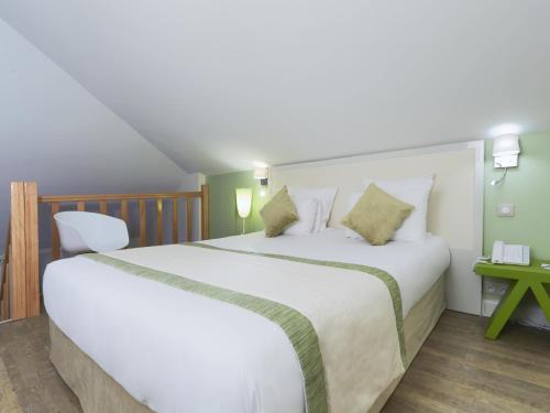 Säng eller sängar i ett rum på Kyriad Paris 18 - Porte de Clignancourt - Montmartre