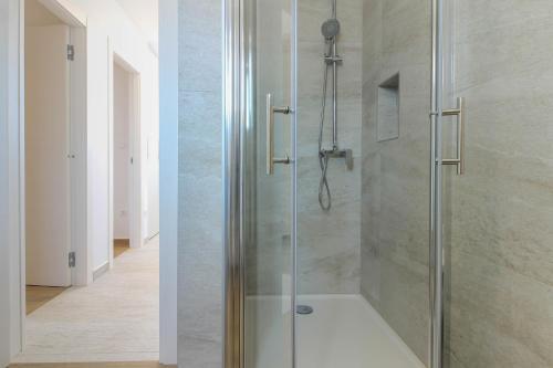 Kúpeľňa v ubytovaní Villa Sunshine with private Hydromassage Pool near the beach