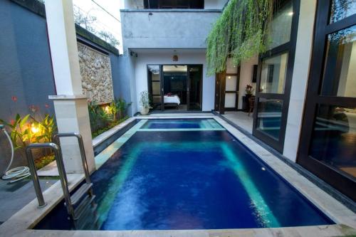 The swimming pool at or close to Villa Cinta Buana2