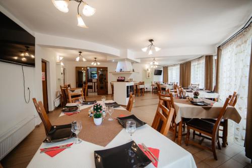 Sjónvarps- og/eða afþreyingartæki á Pensiunea Floare de Colţ