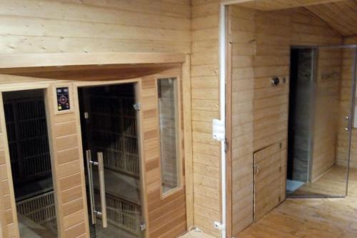 une chambre avec des murs en bois et 2 cages animalières dans l'établissement cottage, à Condé-sur-Noireau