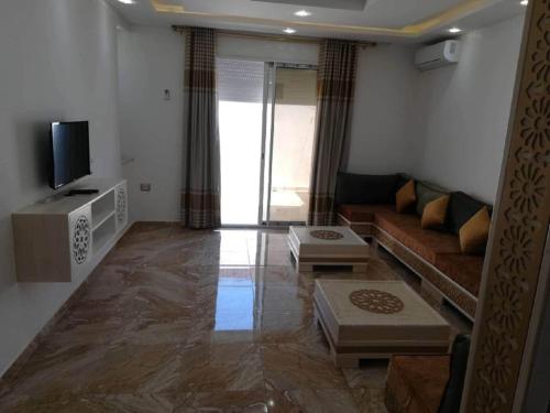 uma sala de estar com um sofá e uma televisão em S 2 1km from the beach in Kelibia em Kelibia