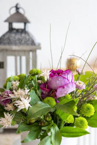 a bouquet of flowers in front of a light at Landhaus Goldener Apfel in Bolsterlang